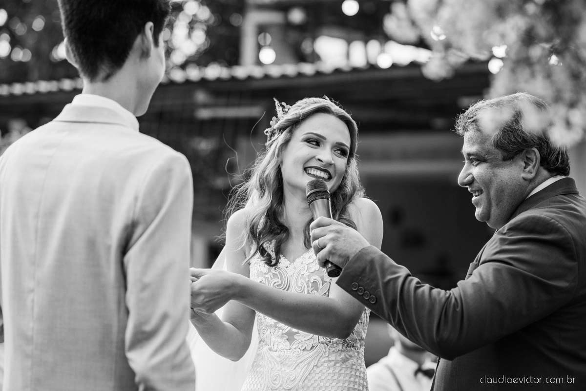 casamento ao ar livre mini wedding no sitio noivo noiva vestido de noiva buquê fotógrafo de casamento em vila velha fotógrafo de casamento em vitória espirito santo es fotógrafo de casamento em guarapari fim de tarde decoração de casamento