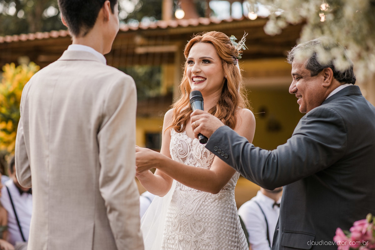 casamento ao ar livre mini wedding no sitio noivo noiva vestido de noiva buquê fotógrafo de casamento em vila velha fotógrafo de casamento em vitória espirito santo es fotógrafo de casamento em guarapari fim de tarde decoração de casamento