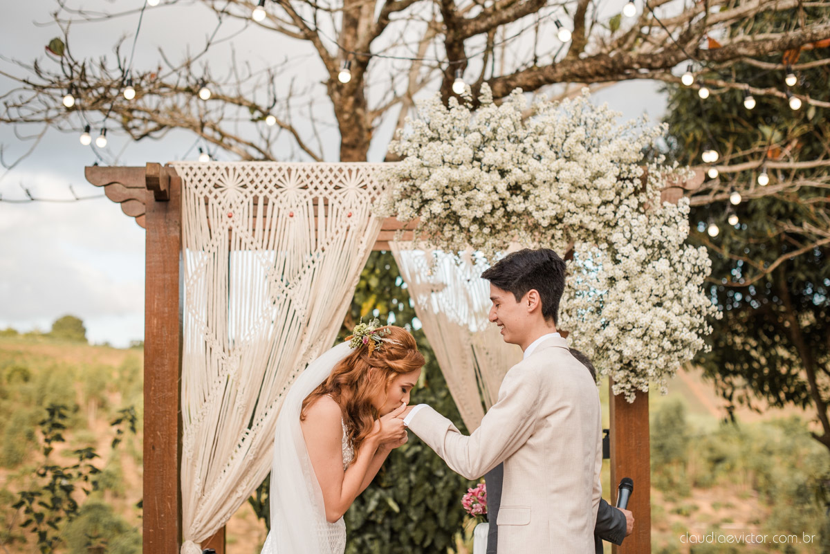 casamento ao ar livre mini wedding no sitio noivo noiva vestido de noiva buquê fotógrafo de casamento em vila velha fotógrafo de casamento em vitória espirito santo es fotógrafo de casamento em guarapari fim de tarde decoração de casamento