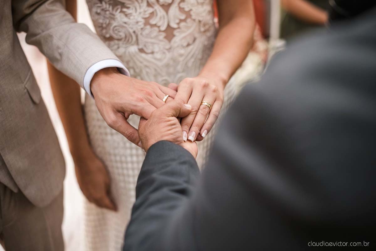 casamento ao ar livre mini wedding no sitio noivo noiva vestido de noiva buquê fotógrafo de casamento em vila velha fotógrafo de casamento em vitória espirito santo es fotógrafo de casamento em guarapari fim de tarde decoração de casamento