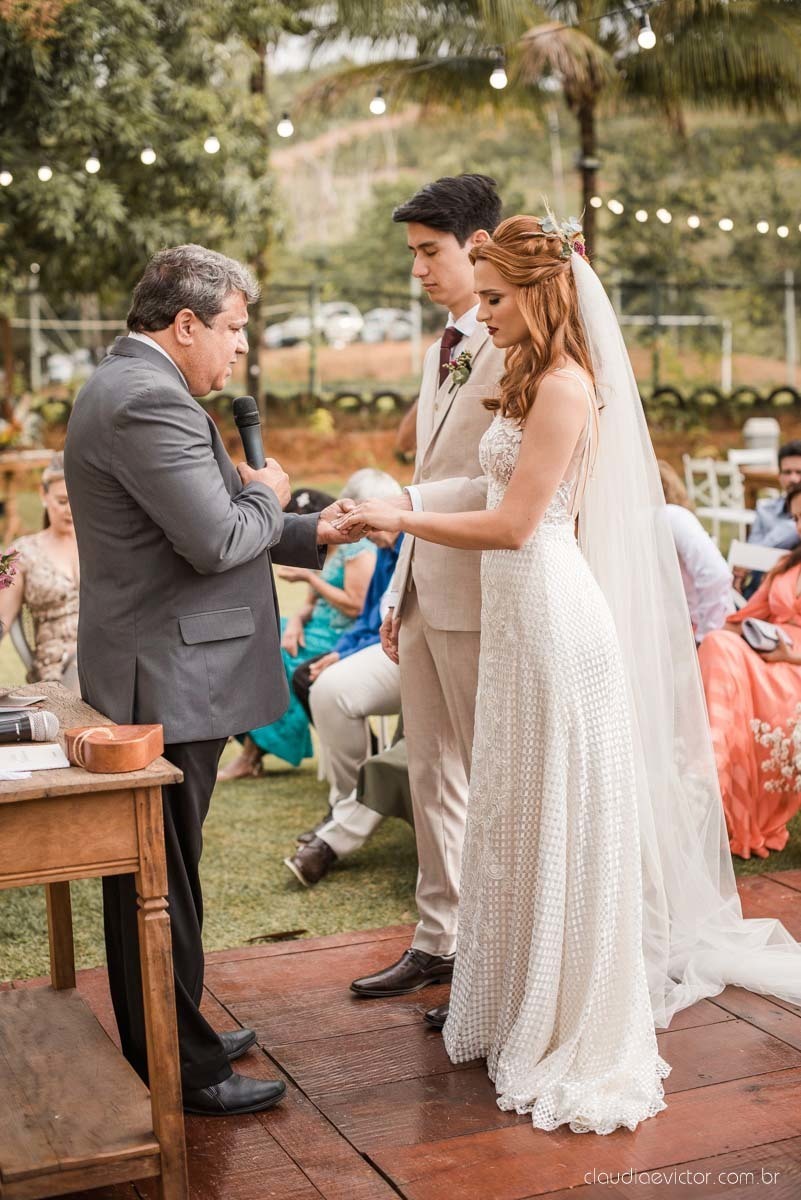 casamento ao ar livre mini wedding no sitio noivo noiva vestido de noiva buquê fotógrafo de casamento em vila velha fotógrafo de casamento em vitória espirito santo es fotógrafo de casamento em guarapari fim de tarde decoração de casamento