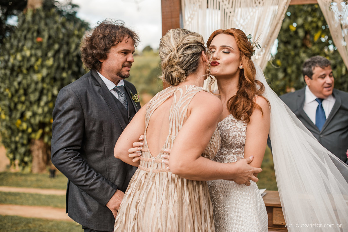 casamento ao ar livre mini wedding no sitio noivo noiva vestido de noiva buquê fotógrafo de casamento em vila velha fotógrafo de casamento em vitória espirito santo es fotógrafo de casamento em guarapari fim de tarde decoração de casamento