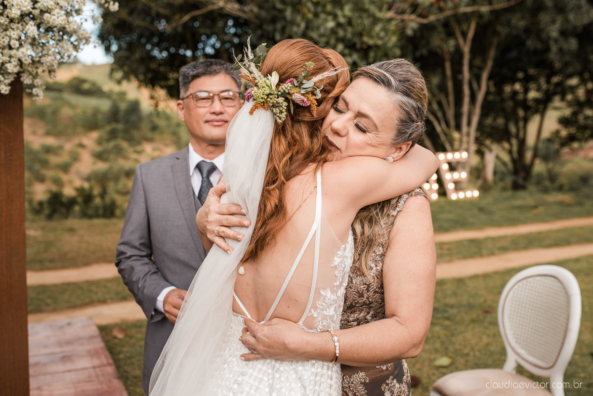 casamento ao ar livre mini wedding no sitio noivo noiva vestido de noiva buquê fotógrafo de casamento em vila velha fotógrafo de casamento em vitória espirito santo es fotógrafo de casamento em guarapari fim de tarde decoração de casamento