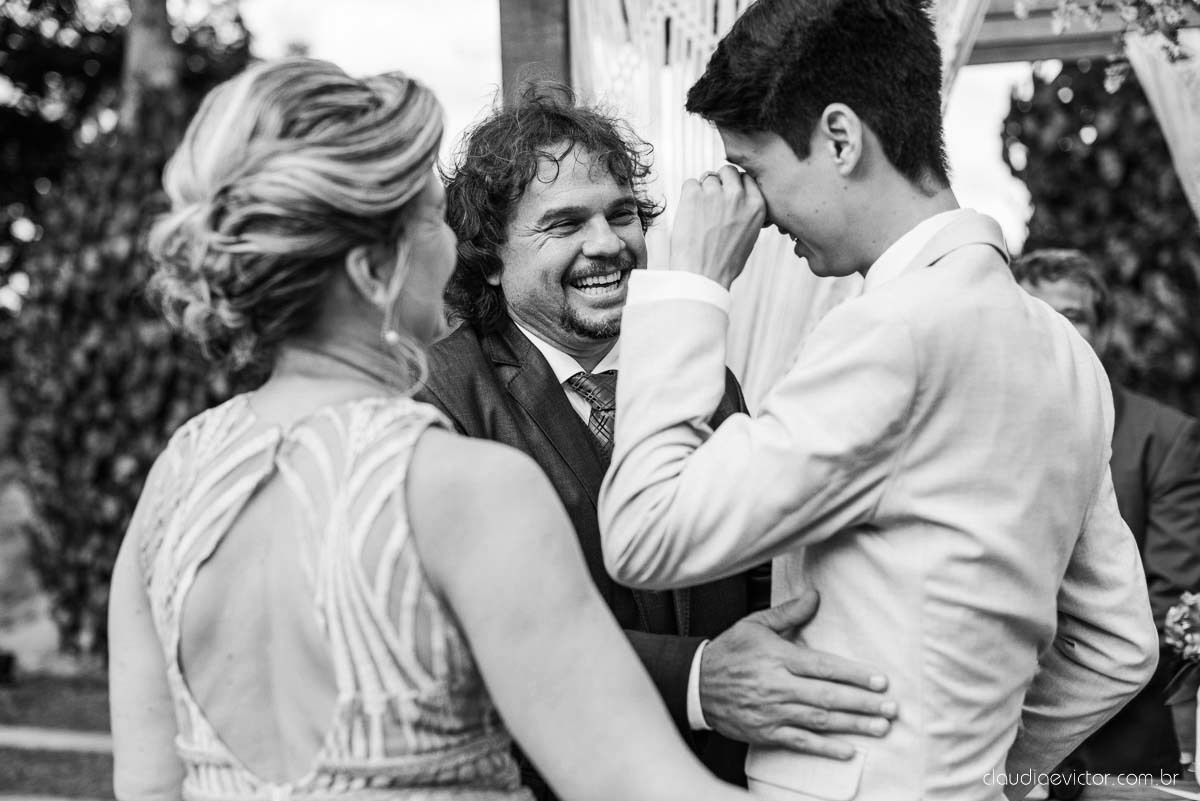 casamento ao ar livre mini wedding no sitio noivo noiva vestido de noiva buquê fotógrafo de casamento em vila velha fotógrafo de casamento em vitória espirito santo es fotógrafo de casamento em guarapari fim de tarde decoração de casamento