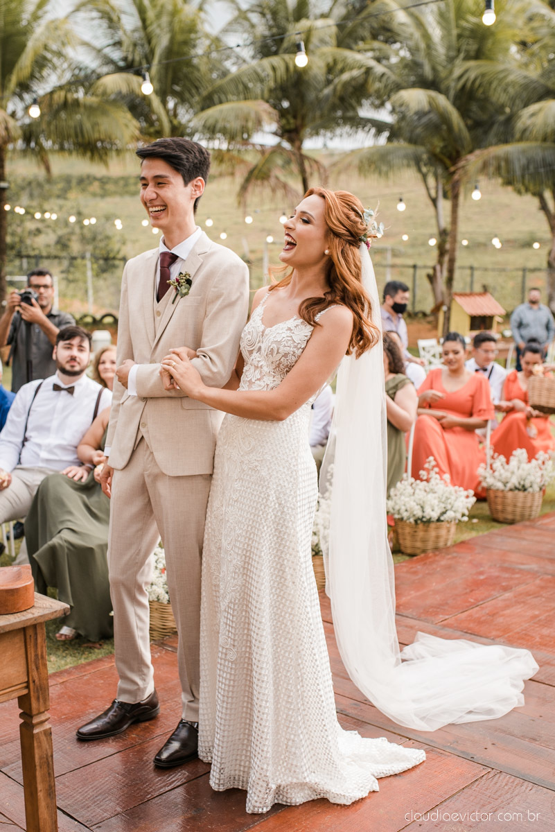 casamento ao ar livre mini wedding no sitio noivo noiva vestido de noiva buquê fotógrafo de casamento em vila velha fotógrafo de casamento em vitória espirito santo es fotógrafo de casamento em guarapari fim de tarde decoração de casamento