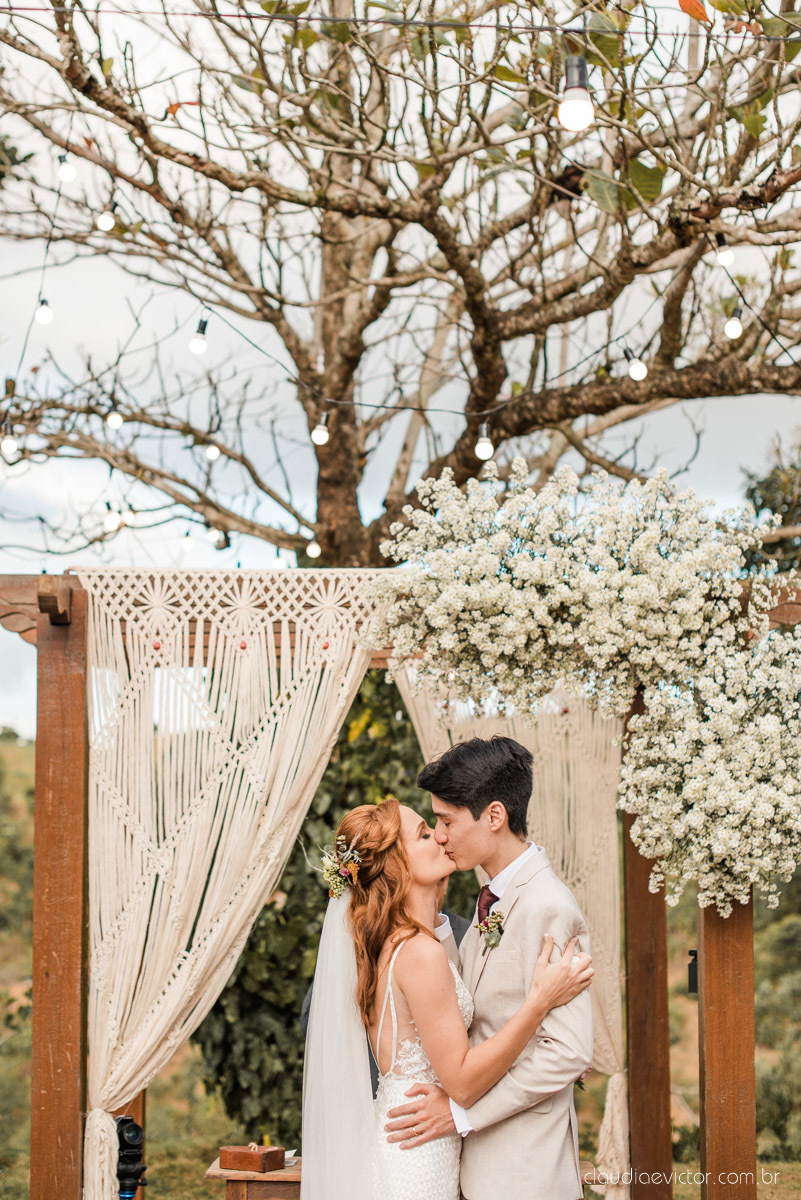 casamento ao ar livre mini wedding no sitio noivo noiva vestido de noiva buquê fotógrafo de casamento em vila velha fotógrafo de casamento em vitória espirito santo es fotógrafo de casamento em guarapari fim de tarde decoração de casamento