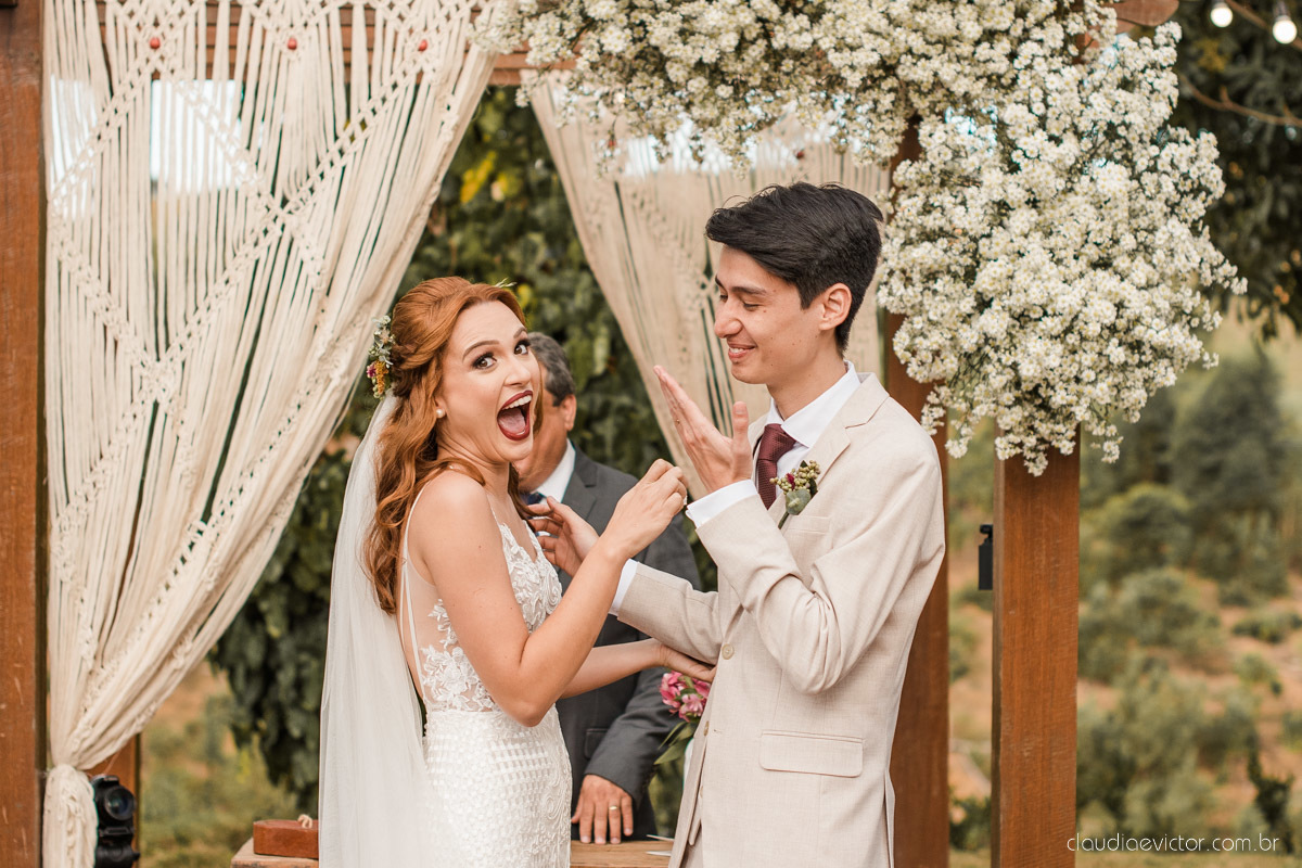 casamento ao ar livre mini wedding no sitio noivo noiva vestido de noiva buquê fotógrafo de casamento em vila velha fotógrafo de casamento em vitória espirito santo es fotógrafo de casamento em guarapari fim de tarde decoração de casamento