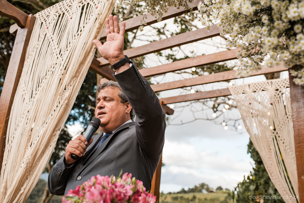 casamento ao ar livre mini wedding no sitio noivo noiva vestido de noiva buquê fotógrafo de casamento em vila velha fotógrafo de casamento em vitória espirito santo es fotógrafo de casamento em guarapari fim de tarde decoração de casamento