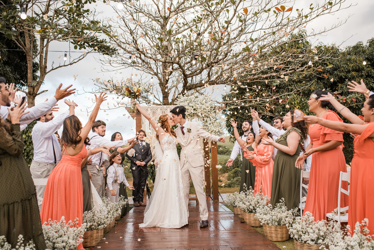 casamento ao ar livre mini wedding no sitio noivo noiva vestido de noiva buquê fotógrafo de casamento em vila velha fotógrafo de casamento em vitória espirito santo es fotógrafo de casamento em guarapari fim de tarde decoração de casamento