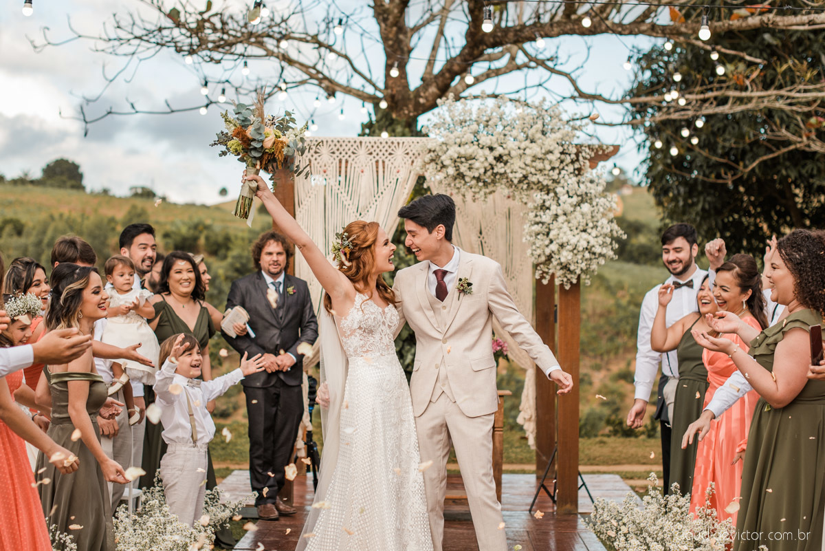 casamento ao ar livre mini wedding no sitio noivo noiva vestido de noiva buquê fotógrafo de casamento em vila velha fotógrafo de casamento em vitória espirito santo es fotógrafo de casamento em guarapari fim de tarde decoração de casamento