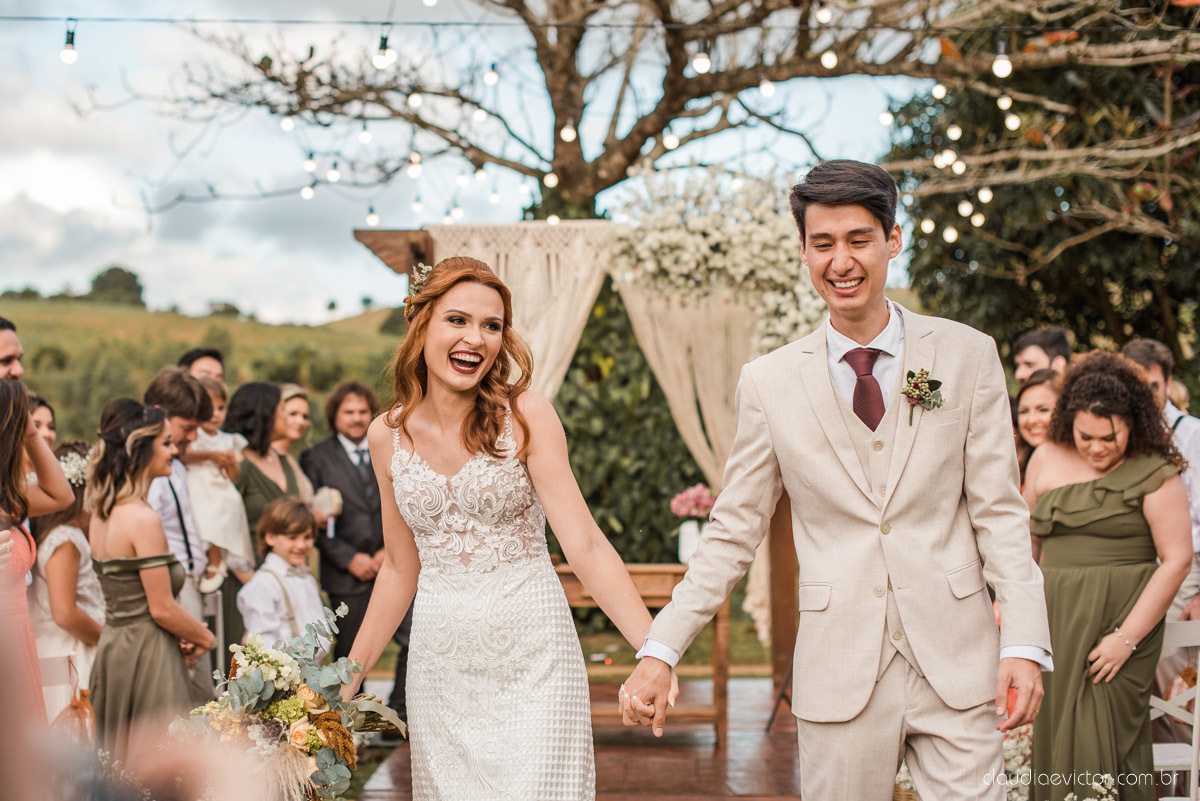 casamento ao ar livre mini wedding no sitio noivo noiva vestido de noiva buquê fotógrafo de casamento em vila velha fotógrafo de casamento em vitória espirito santo es fotógrafo de casamento em guarapari fim de tarde decoração de casamento