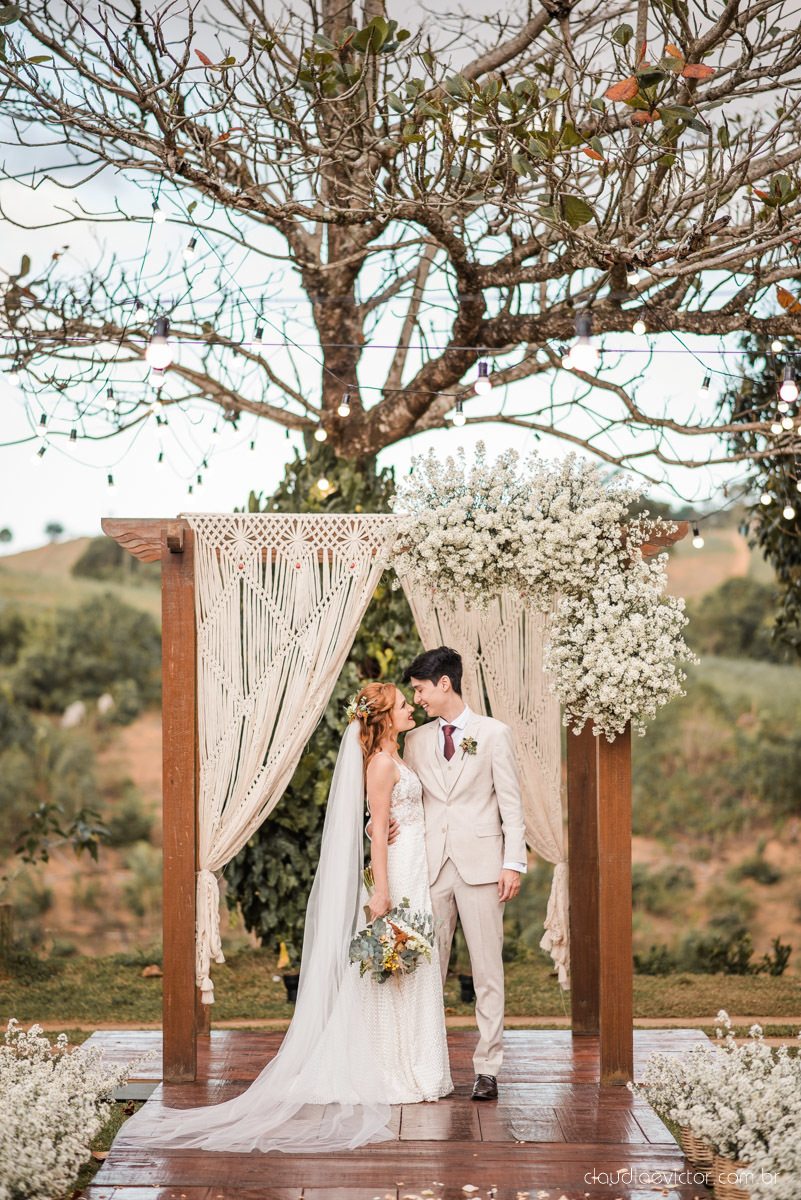 casamento ao ar livre mini wedding no sitio noivo noiva vestido de noiva buquê fotógrafo de casamento em vila velha fotógrafo de casamento em vitória espirito santo es fotógrafo de casamento em guarapari fim de tarde decoração de casamento
