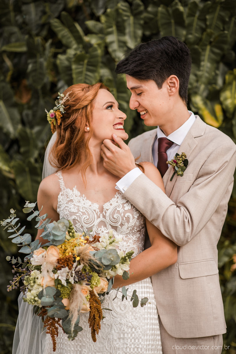 casamento ao ar livre mini wedding no sitio noivo noiva vestido de noiva buquê fotógrafo de casamento em vila velha fotógrafo de casamento em vitória espirito santo es fotógrafo de casamento em guarapari fim de tarde decoração de casamento