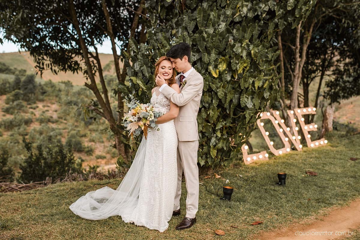 casamento ao ar livre mini wedding no sitio noivo noiva vestido de noiva buquê fotógrafo de casamento em vila velha fotógrafo de casamento em vitória espirito santo es fotógrafo de casamento em guarapari fim de tarde decoração de casamento