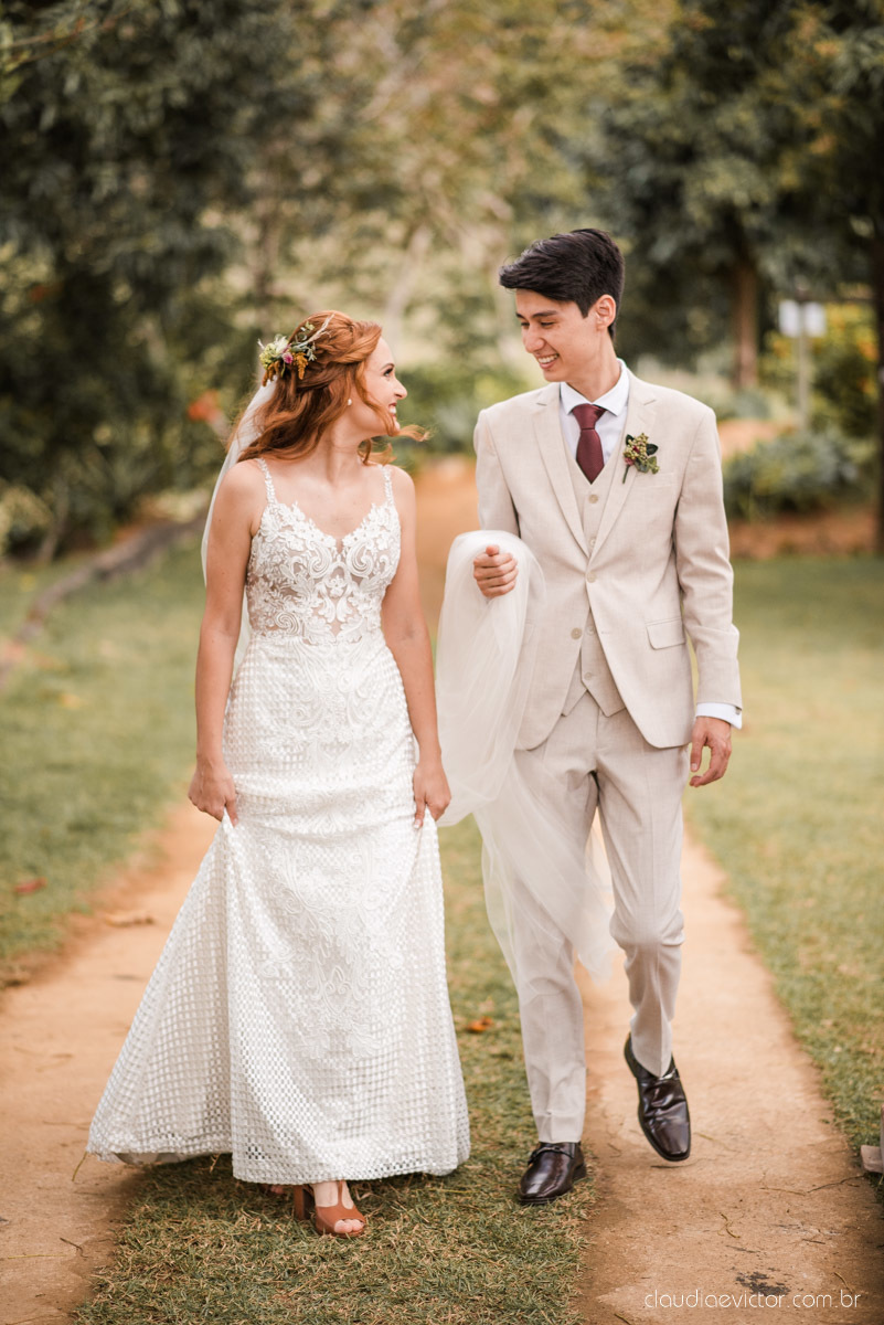 casamento ao ar livre mini wedding no sitio noivo noiva vestido de noiva buquê fotógrafo de casamento em vila velha fotógrafo de casamento em vitória espirito santo es fotógrafo de casamento em guarapari fim de tarde decoração de casamento