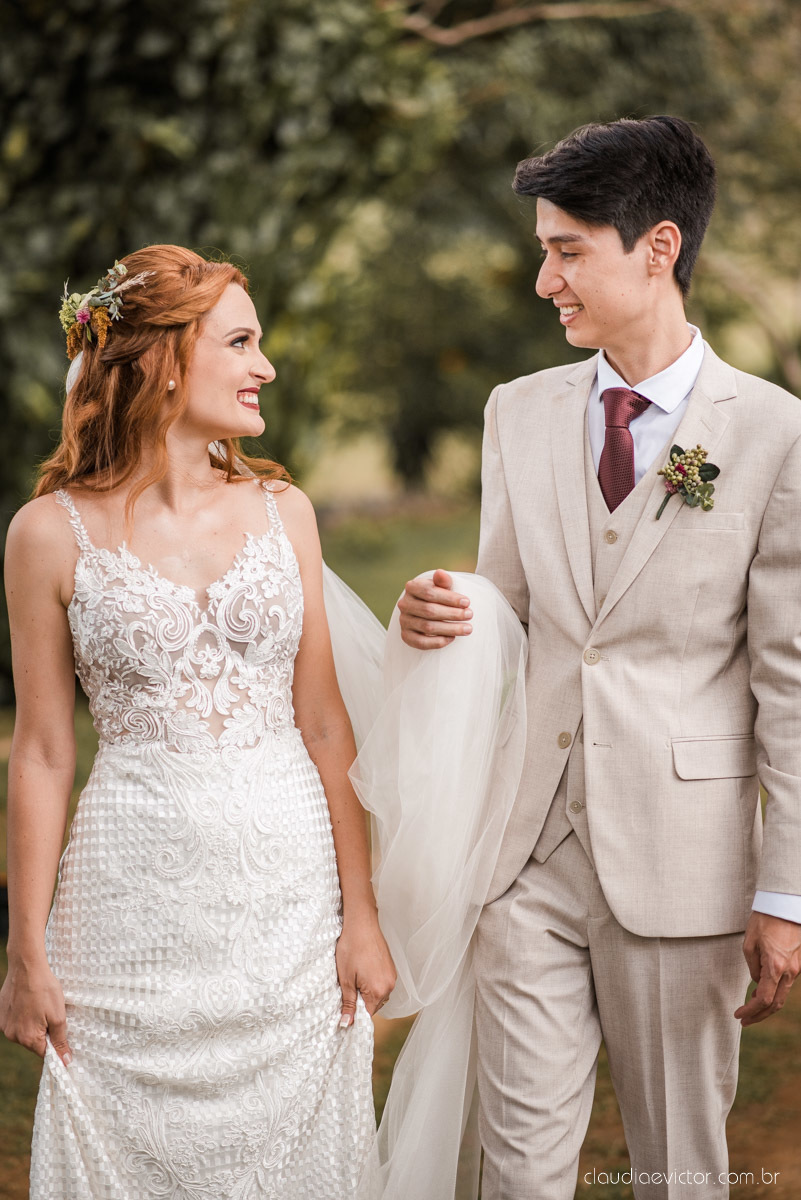 casamento ao ar livre mini wedding no sitio noivo noiva vestido de noiva buquê fotógrafo de casamento em vila velha fotógrafo de casamento em vitória espirito santo es fotógrafo de casamento em guarapari fim de tarde decoração de casamento