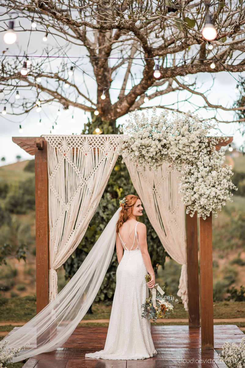 casamento ao ar livre mini wedding no sitio noivo noiva vestido de noiva buquê fotógrafo de casamento em vila velha fotógrafo de casamento em vitória espirito santo es fotógrafo de casamento em guarapari fim de tarde decoração de casamento