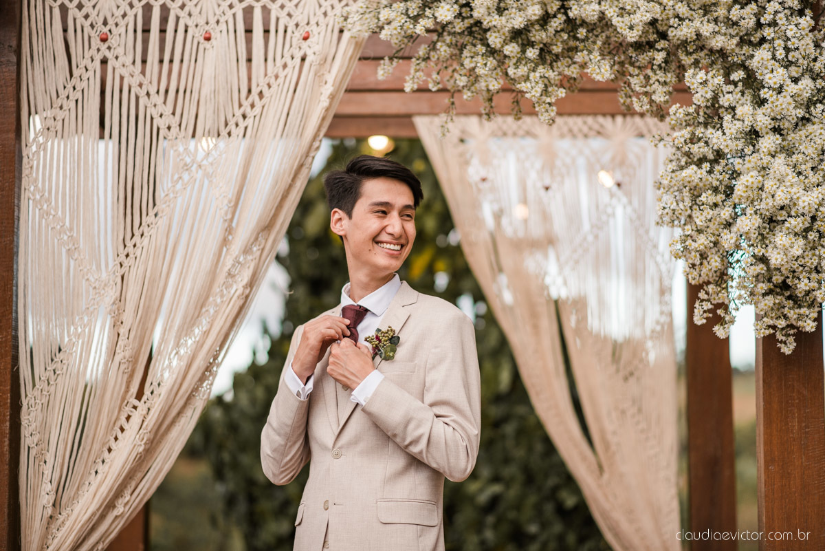 casamento ao ar livre mini wedding no sitio noivo noiva vestido de noiva buquê fotógrafo de casamento em vila velha fotógrafo de casamento em vitória espirito santo es fotógrafo de casamento em guarapari fim de tarde decoração de casamento