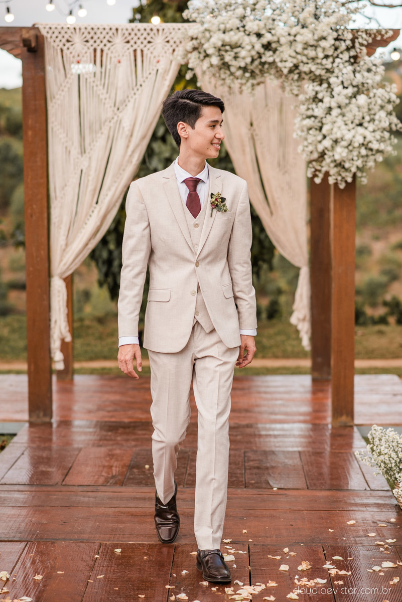 casamento ao ar livre mini wedding no sitio noivo noiva vestido de noiva buquê fotógrafo de casamento em vila velha fotógrafo de casamento em vitória espirito santo es fotógrafo de casamento em guarapari fim de tarde decoração de casamento