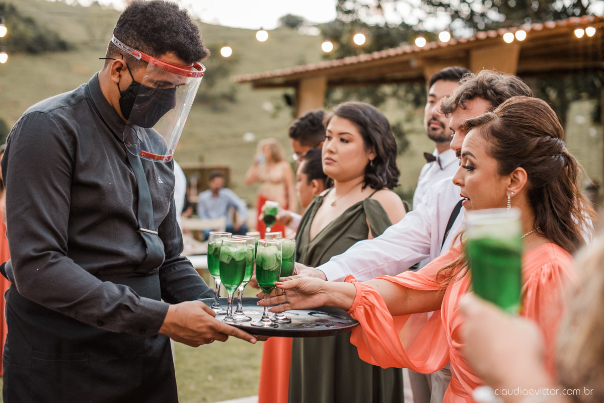 casamento ao ar livre mini wedding no sitio noivo noiva vestido de noiva buquê fotógrafo de casamento em vila velha fotógrafo de casamento em vitória espirito santo es fotógrafo de casamento em guarapari fim de tarde decoração de casamento