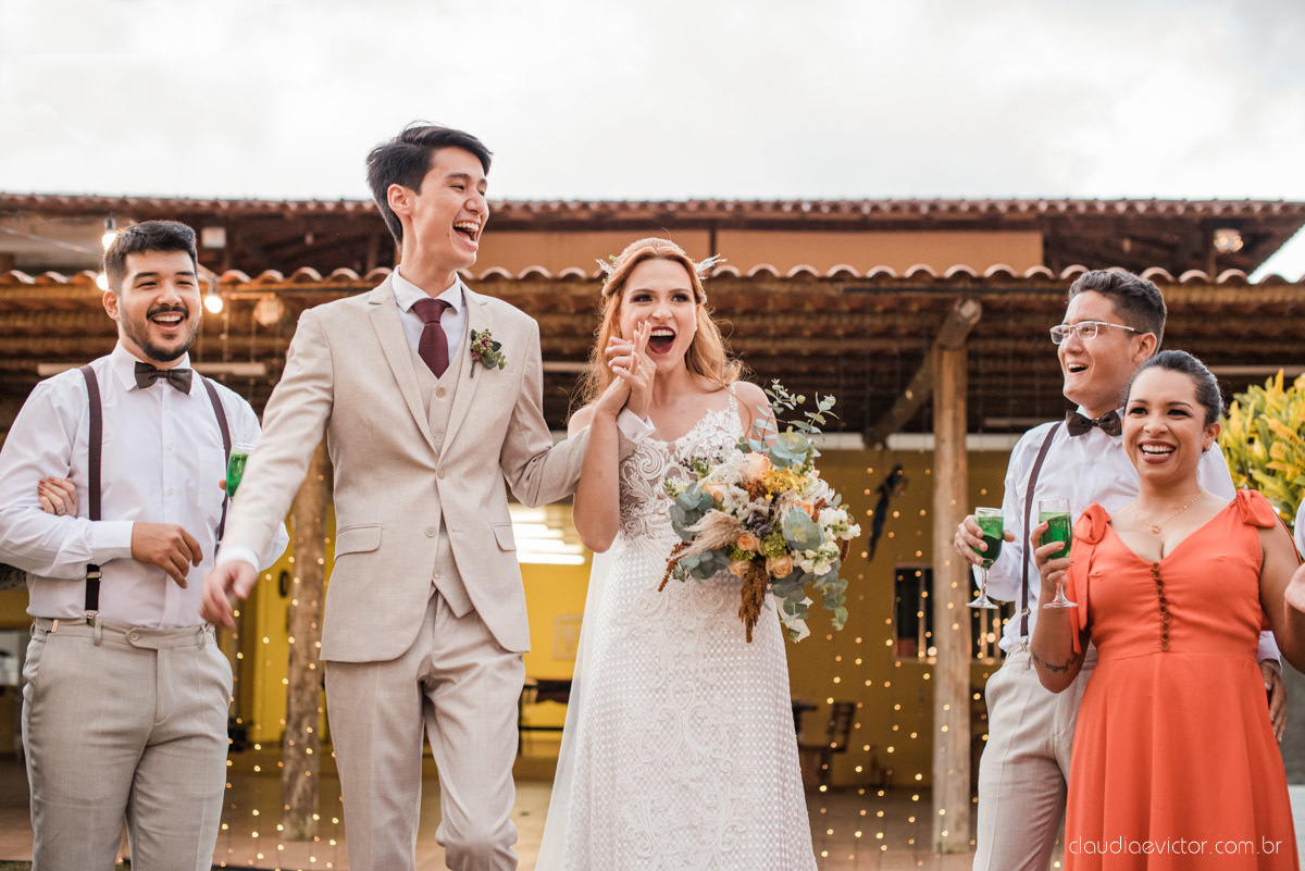 casamento ao ar livre mini wedding no sitio noivo noiva vestido de noiva buquê fotógrafo de casamento em vila velha fotógrafo de casamento em vitória espirito santo es fotógrafo de casamento em guarapari fim de tarde decoração de casamento