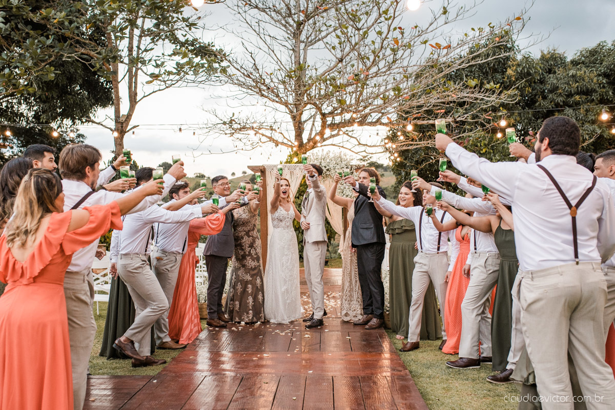 casamento ao ar livre mini wedding no sitio noivo noiva vestido de noiva buquê fotógrafo de casamento em vila velha fotógrafo de casamento em vitória espirito santo es fotógrafo de casamento em guarapari fim de tarde decoração de casamento