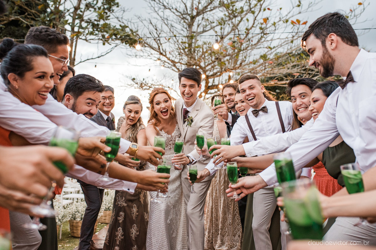 casamento ao ar livre mini wedding no sitio noivo noiva vestido de noiva buquê fotógrafo de casamento em vila velha fotógrafo de casamento em vitória espirito santo es fotógrafo de casamento em guarapari fim de tarde decoração de casamento