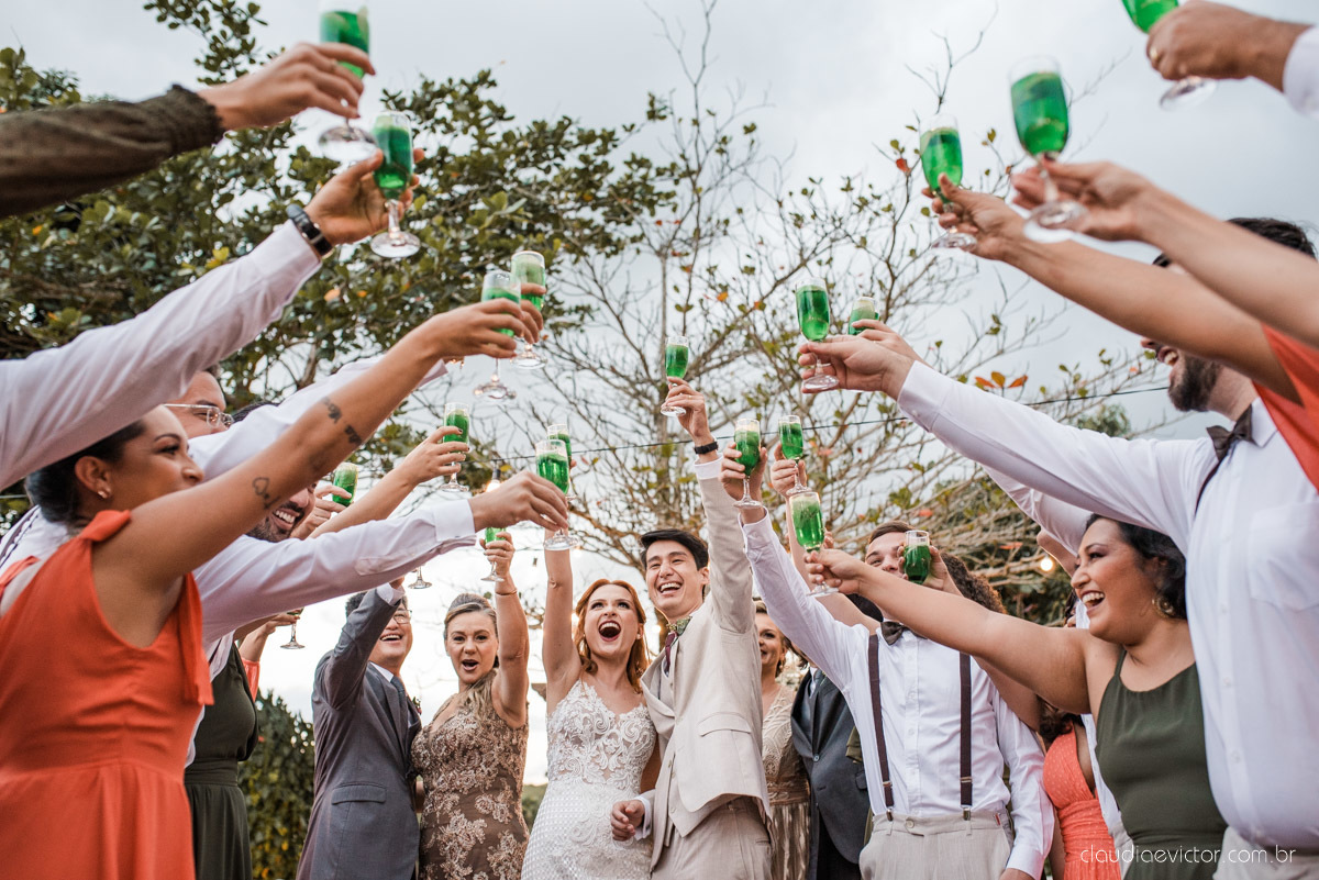 casamento ao ar livre mini wedding no sitio noivo noiva vestido de noiva buquê fotógrafo de casamento em vila velha fotógrafo de casamento em vitória espirito santo es fotógrafo de casamento em guarapari fim de tarde decoração de casamento
