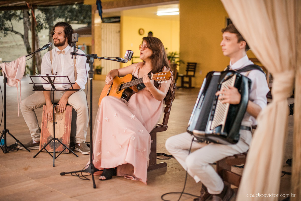 casamento ao ar livre mini wedding no sitio noivo noiva vestido de noiva buquê fotógrafo de casamento em vila velha fotógrafo de casamento em vitória espirito santo es fotógrafo de casamento em guarapari fim de tarde decoração de casamento