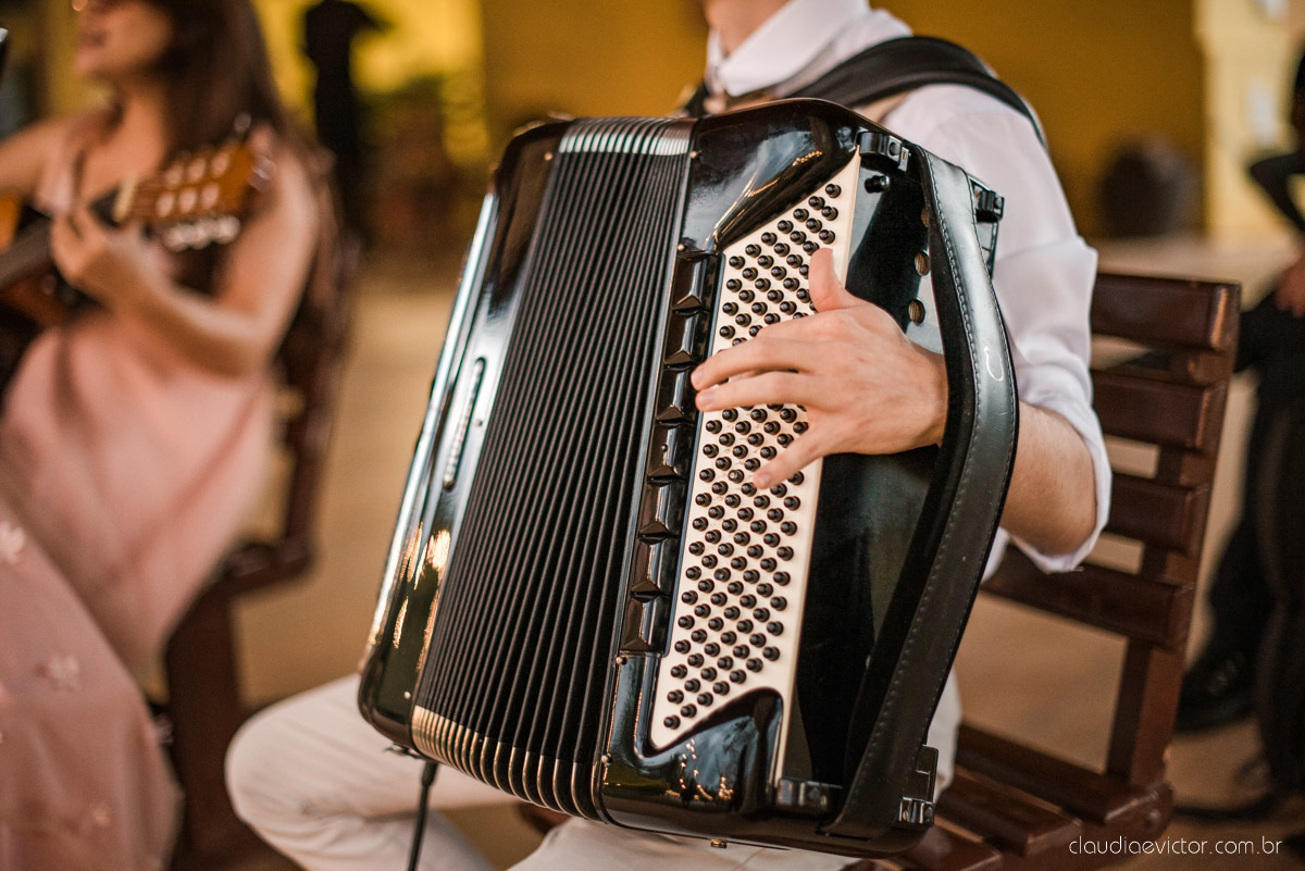 casamento ao ar livre mini wedding no sitio noivo noiva vestido de noiva buquê fotógrafo de casamento em vila velha fotógrafo de casamento em vitória espirito santo es fotógrafo de casamento em guarapari fim de tarde decoração de casamento