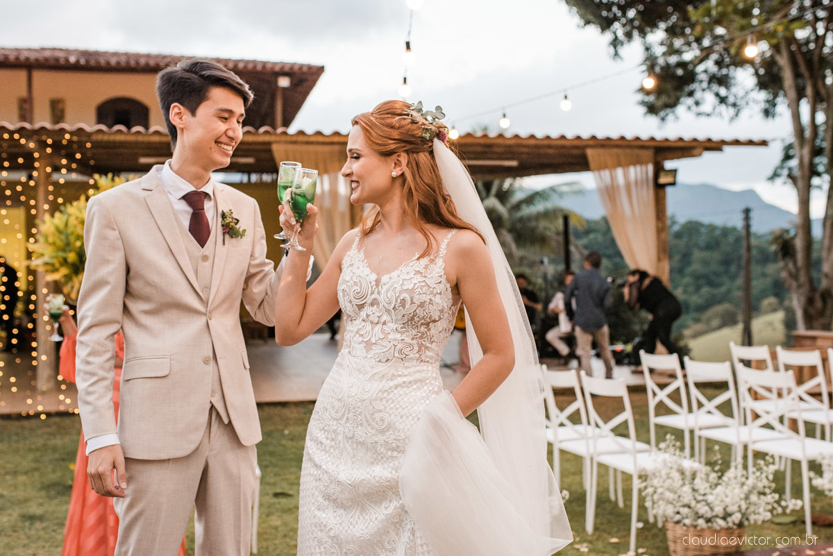 casamento ao ar livre mini wedding no sitio noivo noiva vestido de noiva buquê fotógrafo de casamento em vila velha fotógrafo de casamento em vitória espirito santo es fotógrafo de casamento em guarapari fim de tarde decoração de casamento