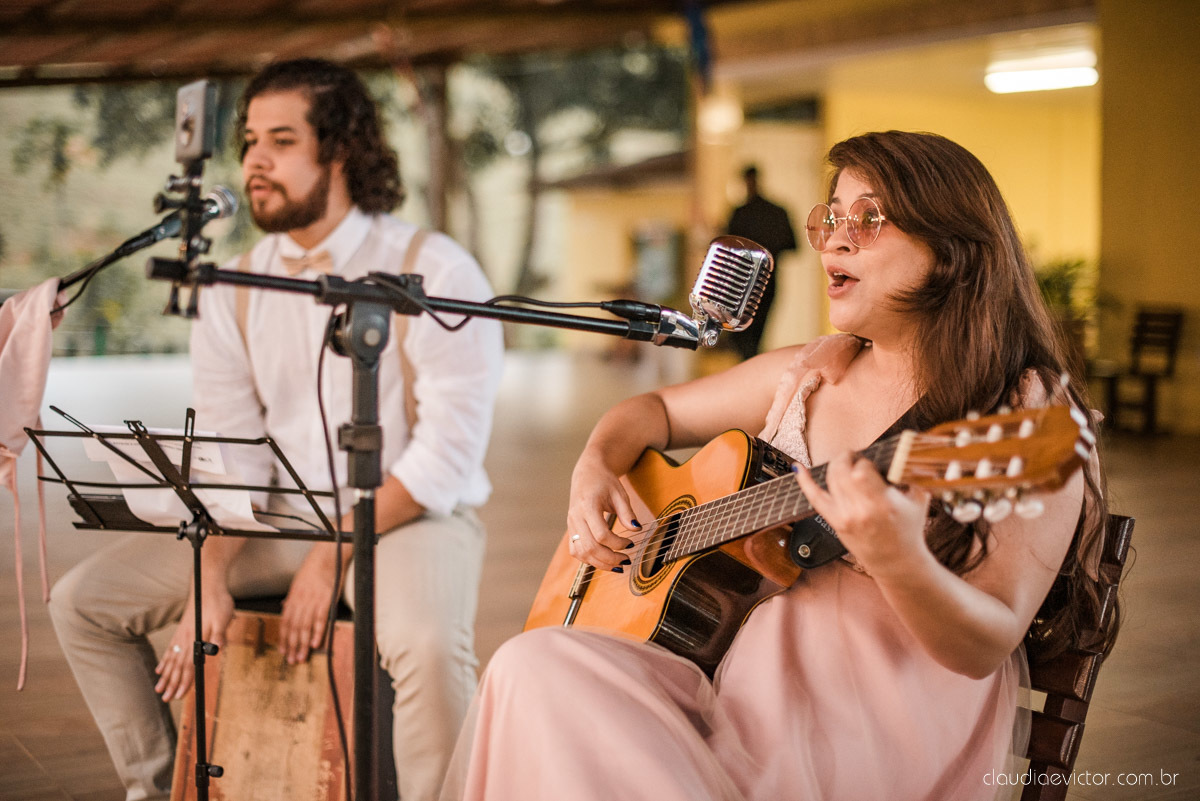 casamento ao ar livre mini wedding no sitio noivo noiva vestido de noiva buquê fotógrafo de casamento em vila velha fotógrafo de casamento em vitória espirito santo es fotógrafo de casamento em guarapari fim de tarde decoração de casamento