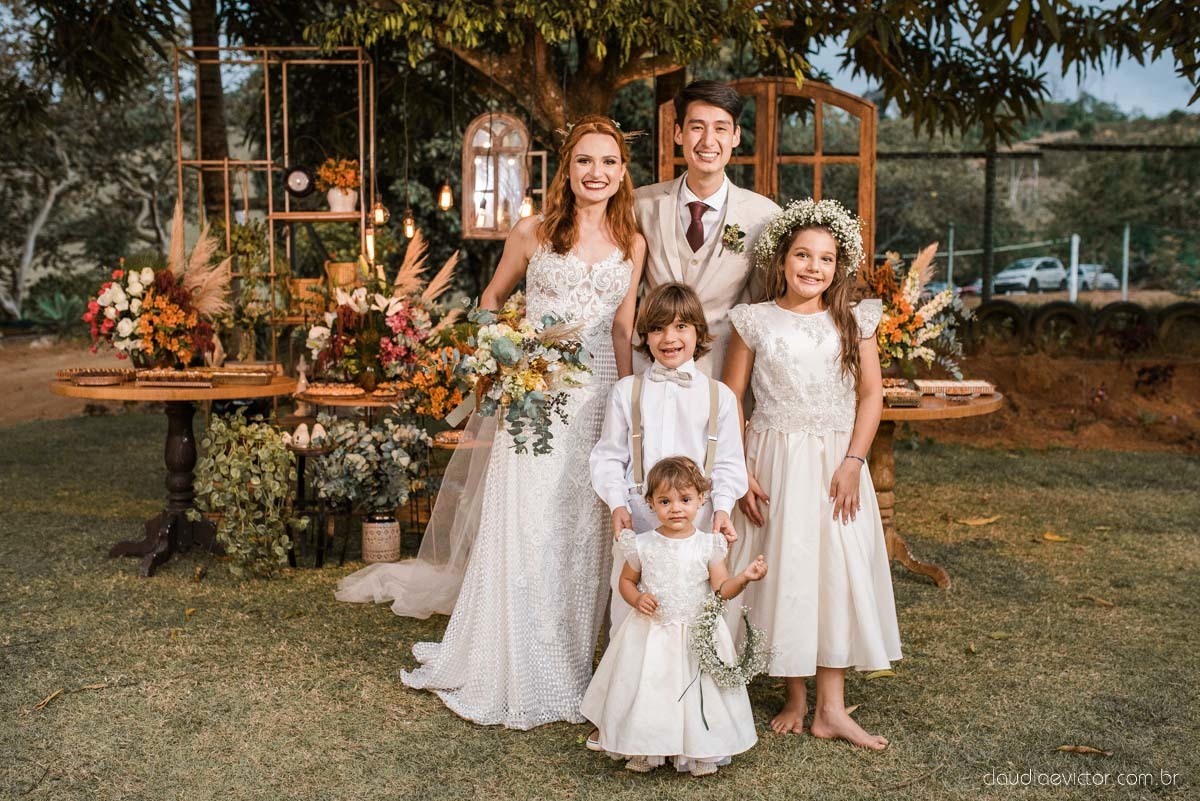 casamento ao ar livre mini wedding no sitio noivo noiva vestido de noiva buquê fotógrafo de casamento em vila velha fotógrafo de casamento em vitória espirito santo es fotógrafo de casamento em guarapari fim de tarde decoração de casamento