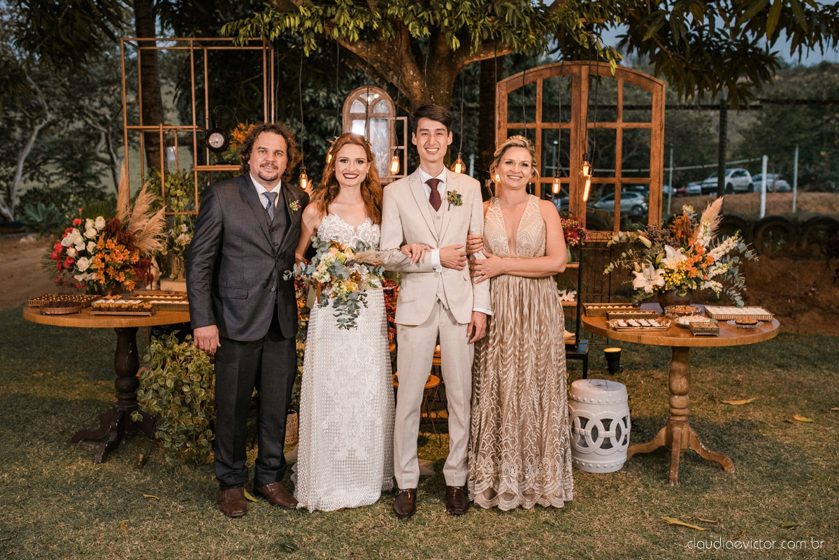 casamento ao ar livre mini wedding no sitio noivo noiva vestido de noiva buquê fotógrafo de casamento em vila velha fotógrafo de casamento em vitória espirito santo es fotógrafo de casamento em guarapari fim de tarde decoração de casamento