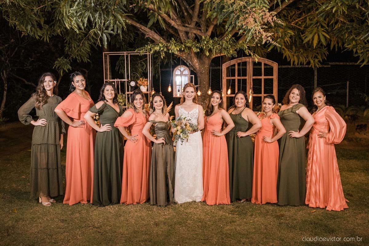 casamento ao ar livre mini wedding no sitio noivo noiva vestido de noiva buquê fotógrafo de casamento em vila velha fotógrafo de casamento em vitória espirito santo es fotógrafo de casamento em guarapari fim de tarde decoração de casamento