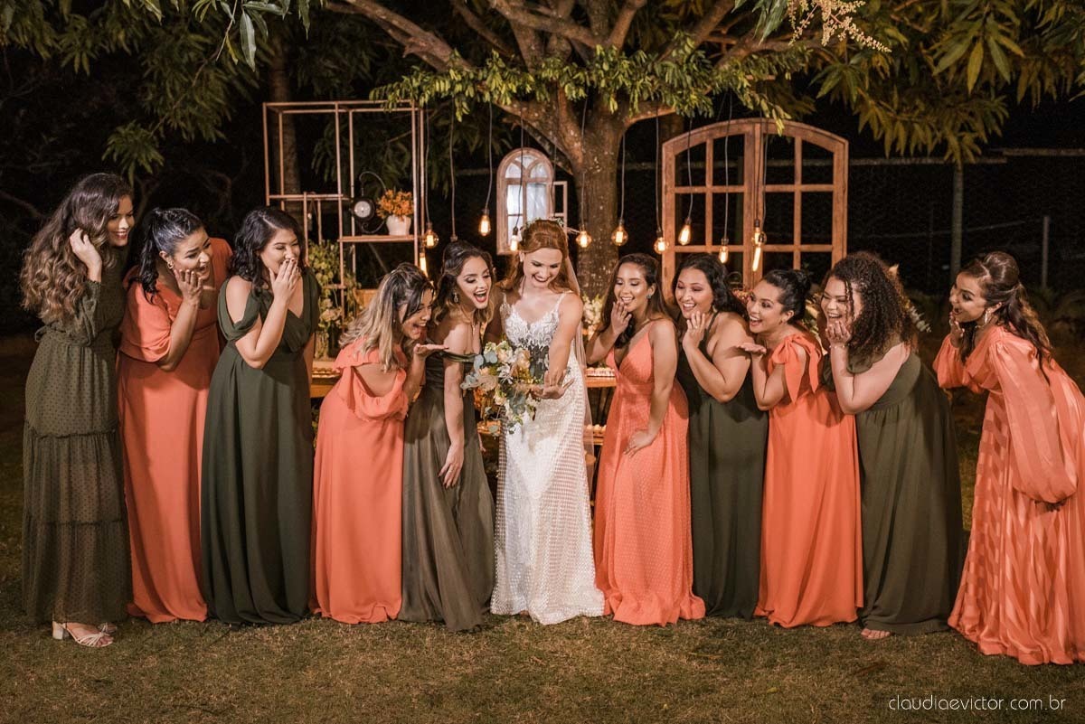 casamento ao ar livre mini wedding no sitio noivo noiva vestido de noiva buquê fotógrafo de casamento em vila velha fotógrafo de casamento em vitória espirito santo es fotógrafo de casamento em guarapari fim de tarde decoração de casamento