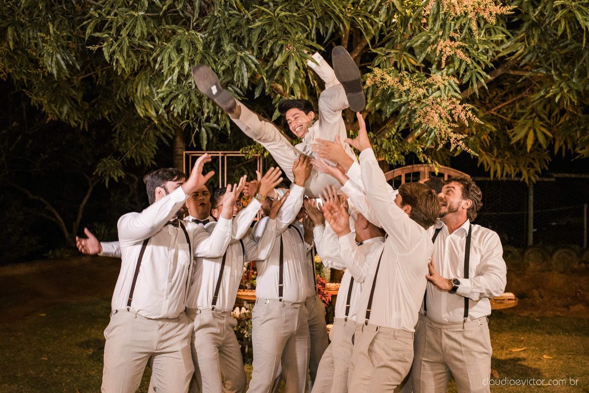 casamento ao ar livre mini wedding no sitio noivo noiva vestido de noiva buquê fotógrafo de casamento em vila velha fotógrafo de casamento em vitória espirito santo es fotógrafo de casamento em guarapari fim de tarde decoração de casamento