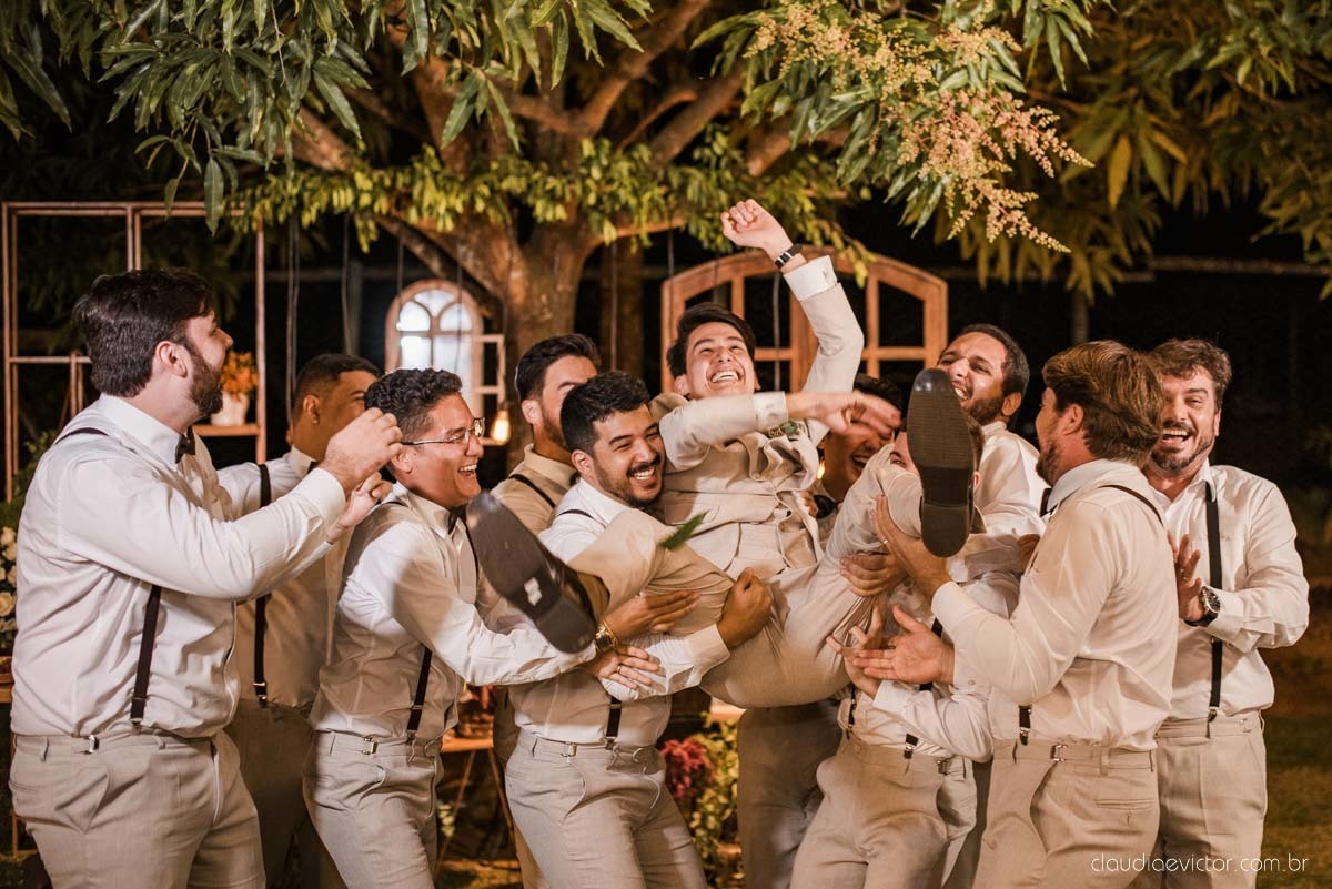 casamento ao ar livre mini wedding no sitio noivo noiva vestido de noiva buquê fotógrafo de casamento em vila velha fotógrafo de casamento em vitória espirito santo es fotógrafo de casamento em guarapari fim de tarde decoração de casamento