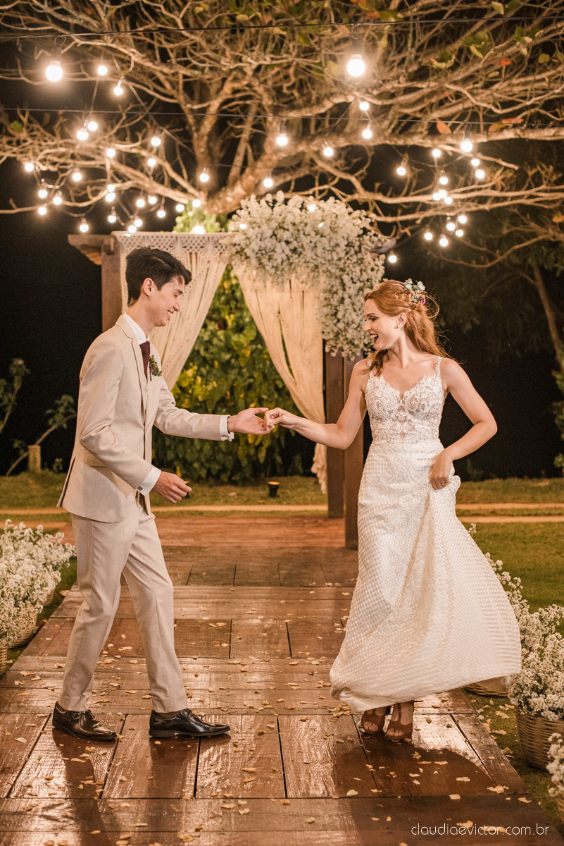 casamento ao ar livre mini wedding no sitio noivo noiva vestido de noiva buquê fotógrafo de casamento em vila velha fotógrafo de casamento em vitória espirito santo es fotógrafo de casamento em guarapari fim de tarde decoração de casamento