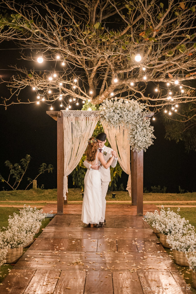 casamento ao ar livre mini wedding no sitio noivo noiva vestido de noiva buquê fotógrafo de casamento em vila velha fotógrafo de casamento em vitória espirito santo es fotógrafo de casamento em guarapari fim de tarde decoração de casamento
