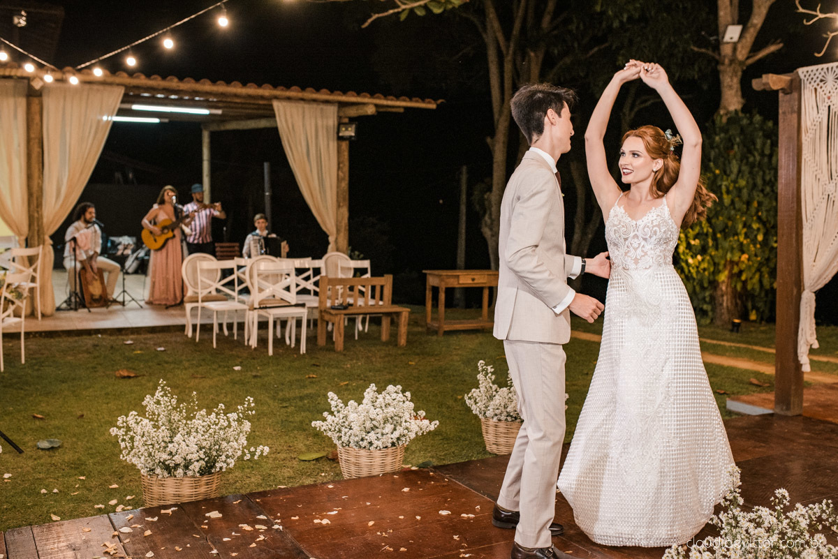 casamento ao ar livre mini wedding no sitio noivo noiva vestido de noiva buquê fotógrafo de casamento em vila velha fotógrafo de casamento em vitória espirito santo es fotógrafo de casamento em guarapari fim de tarde decoração de casamento