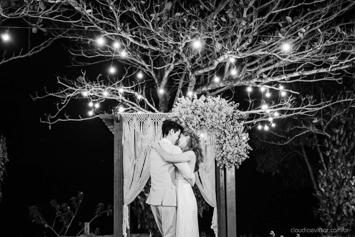 casamento ao ar livre mini wedding no sitio noivo noiva vestido de noiva buquê fotógrafo de casamento em vila velha fotógrafo de casamento em vitória espirito santo es fotógrafo de casamento em guarapari fim de tarde decoração de casamento