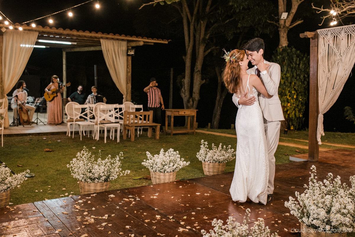 casamento ao ar livre mini wedding no sitio noivo noiva vestido de noiva buquê fotógrafo de casamento em vila velha fotógrafo de casamento em vitória espirito santo es fotógrafo de casamento em guarapari fim de tarde decoração de casamento