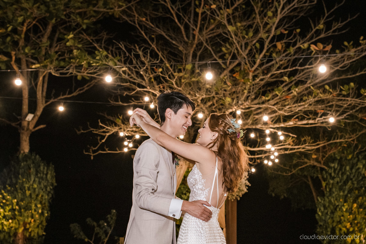 casamento ao ar livre mini wedding no sitio noivo noiva vestido de noiva buquê fotógrafo de casamento em vila velha fotógrafo de casamento em vitória espirito santo es fotógrafo de casamento em guarapari fim de tarde decoração de casamento