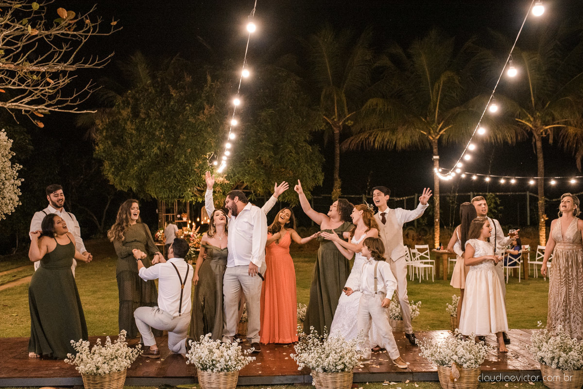 casamento ao ar livre mini wedding no sitio noivo noiva vestido de noiva buquê fotógrafo de casamento em vila velha fotógrafo de casamento em vitória espirito santo es fotógrafo de casamento em guarapari fim de tarde decoração de casamento