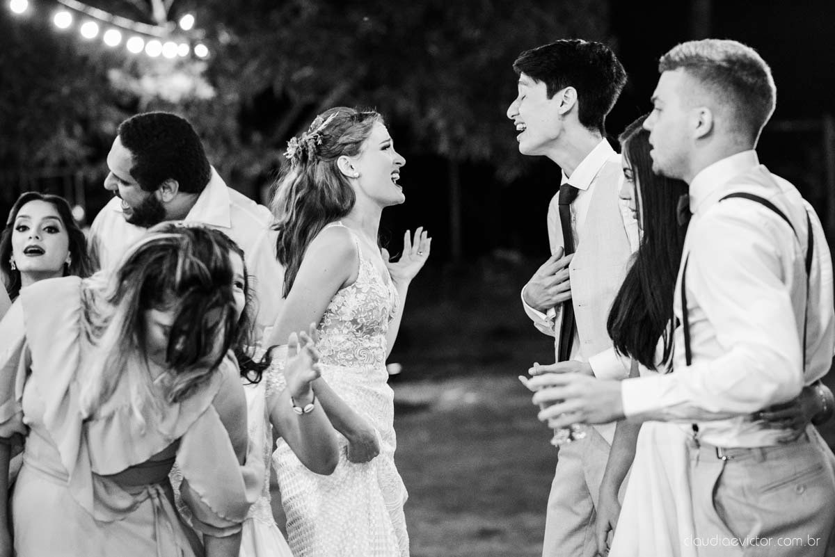 casamento ao ar livre mini wedding no sitio noivo noiva vestido de noiva buquê fotógrafo de casamento em vila velha fotógrafo de casamento em vitória espirito santo es fotógrafo de casamento em guarapari fim de tarde decoração de casamento