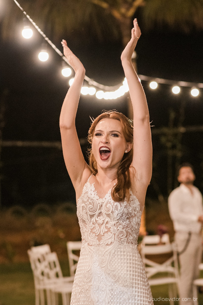 casamento ao ar livre mini wedding no sitio noivo noiva vestido de noiva buquê fotógrafo de casamento em vila velha fotógrafo de casamento em vitória espirito santo es fotógrafo de casamento em guarapari fim de tarde decoração de casamento