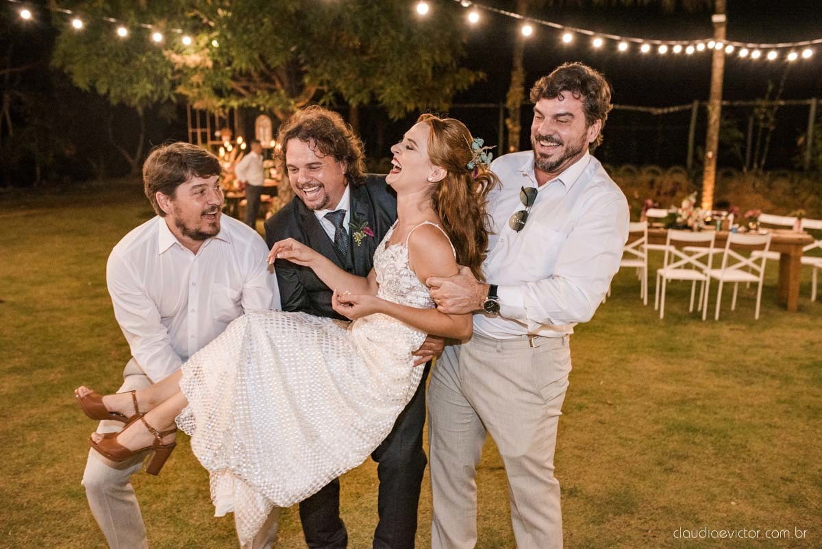 casamento ao ar livre mini wedding no sitio noivo noiva vestido de noiva buquê fotógrafo de casamento em vila velha fotógrafo de casamento em vitória espirito santo es fotógrafo de casamento em guarapari fim de tarde decoração de casamento