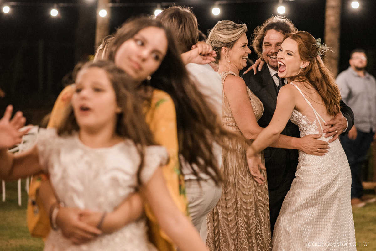 casamento ao ar livre mini wedding no sitio noivo noiva vestido de noiva buquê fotógrafo de casamento em vila velha fotógrafo de casamento em vitória espirito santo es fotógrafo de casamento em guarapari fim de tarde decoração de casamento