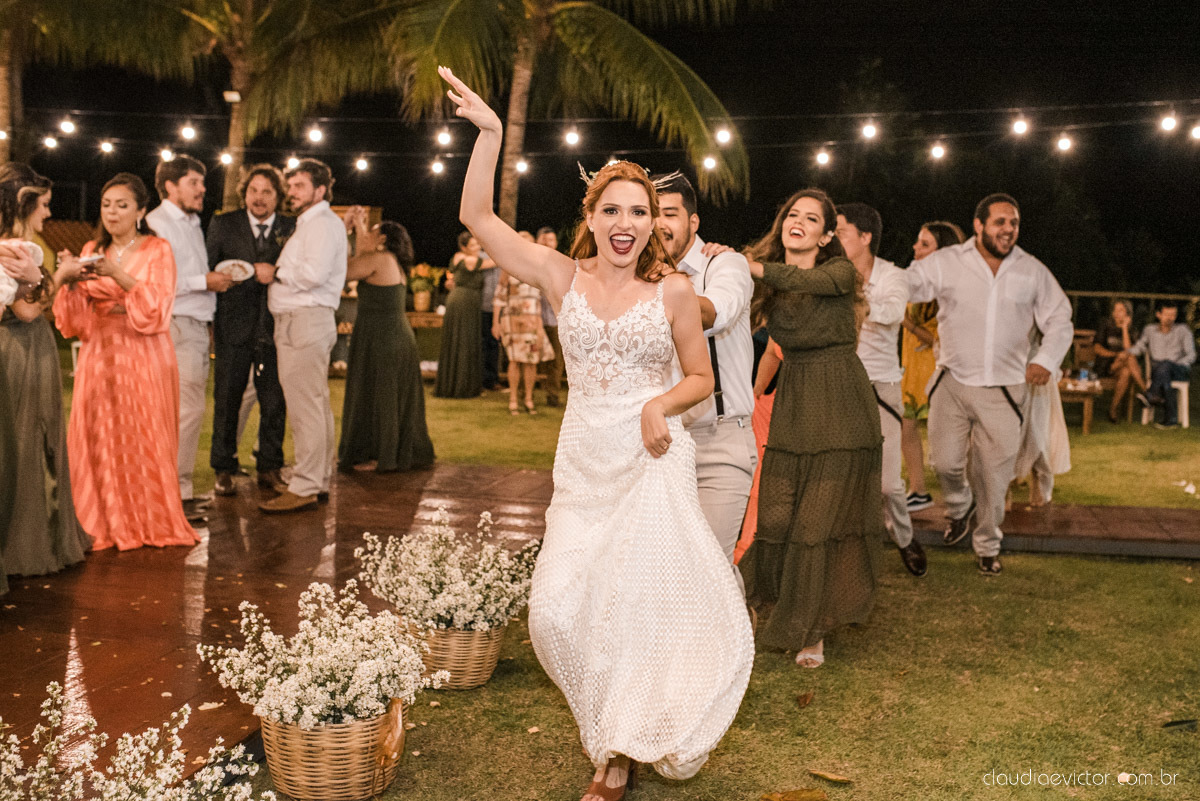 casamento ao ar livre mini wedding no sitio noivo noiva vestido de noiva buquê fotógrafo de casamento em vila velha fotógrafo de casamento em vitória espirito santo es fotógrafo de casamento em guarapari fim de tarde decoração de casamento